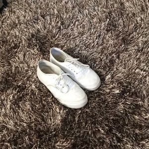 🌟 White Vans (either gender) 🌟